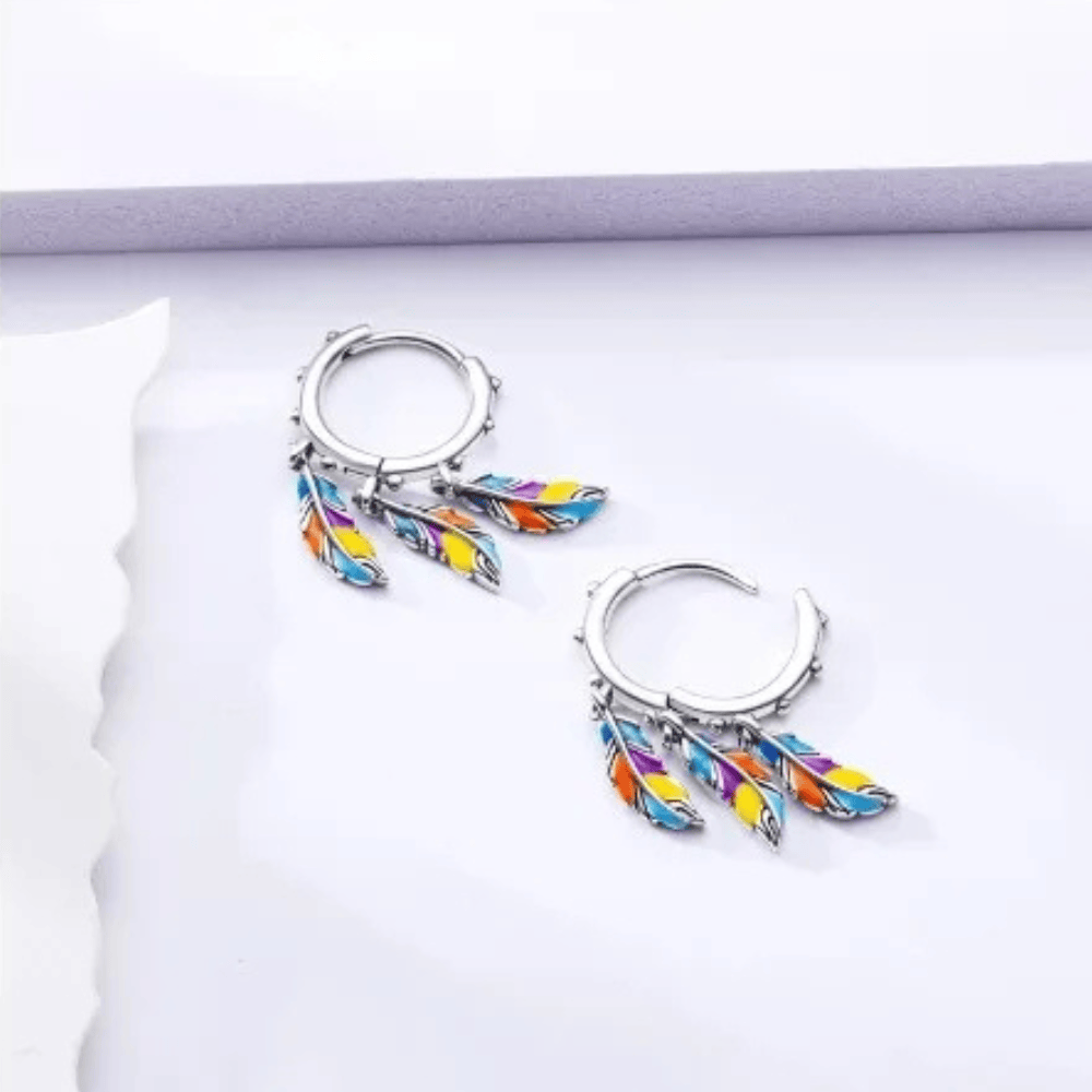 Orecchini in argento con piume colorate