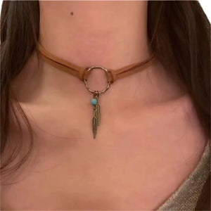 Halsband med ring och fjädrar