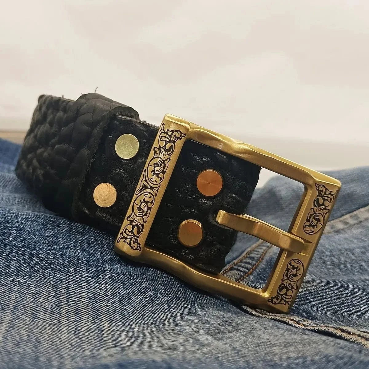 Handgjort westernbälte i tjockt läder med mässingsdetaljer Svart / 105cm