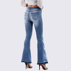 Ljusblå utsvängda jeans dam med blombroderi