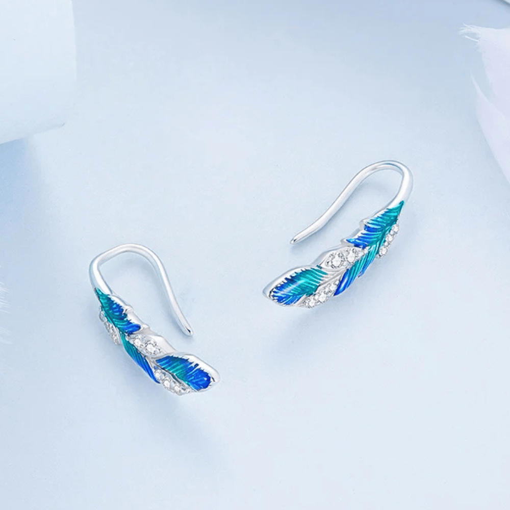 Orecchini pendenti in argento con piuma blu