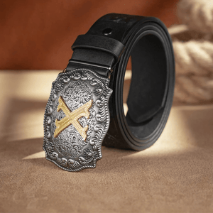Svart westernbälte med Graverat Mönster och Initialspänne i Metall