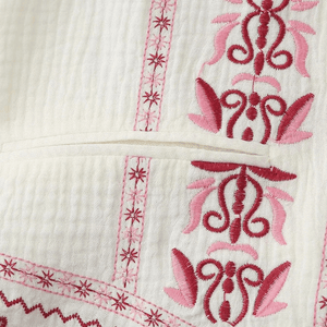 Vit Broderad Väst Dam med Etniskt Blommönster