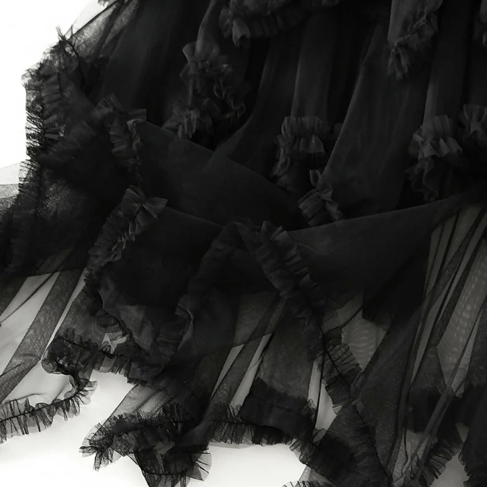 Älvinspirerad tyllkjol med asymmetrisk fåll