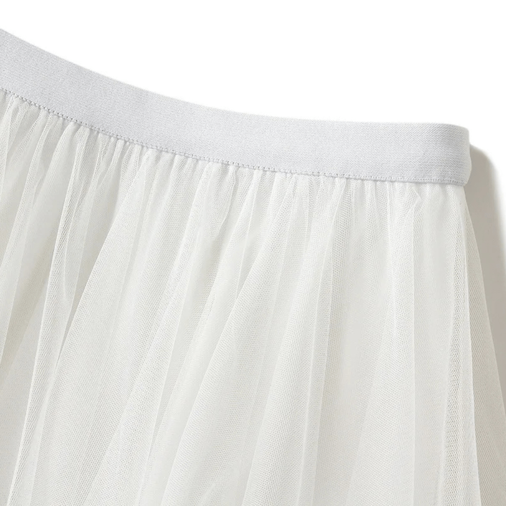Älvinspirerad tyllkjol med asymmetrisk fåll