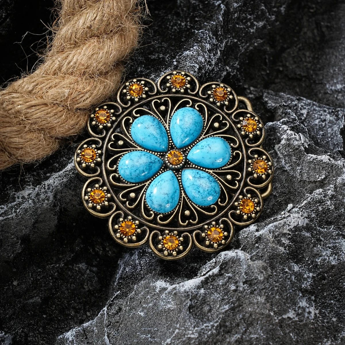 Bältespänne med blå blomma och westerndetaljer