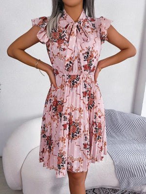 Blommig plisserad klänning med rosett