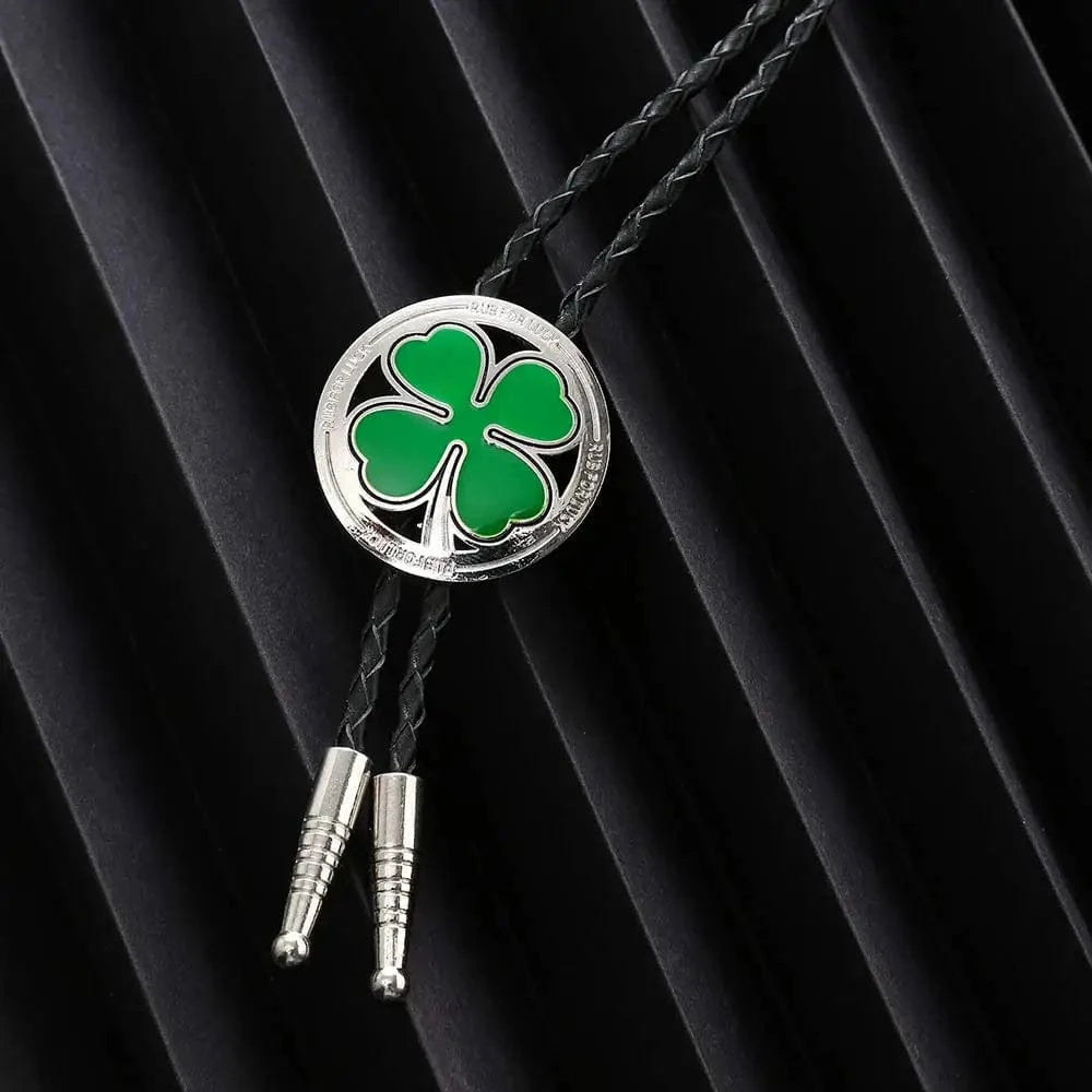 Bolo tie i  läder med grön fyrklöver Grön