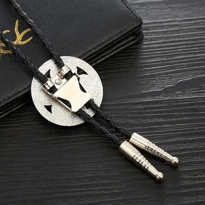 Bolo tie i  läder med grön fyrklöver Grön