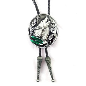 Bolo tie i läder med vargmotiv i antik stil Antiksiler och grön