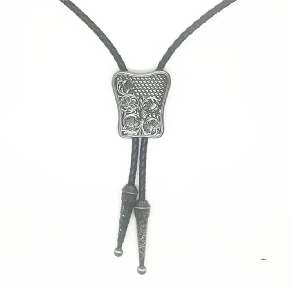 Bolo tie i rektangulär mörk metall med blommigt vintagemönster Mörkgrå