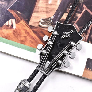 Bolo tie med gitarrhuvud i metall och läderrem