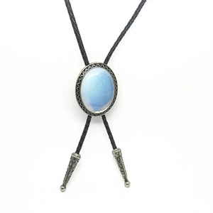Bolo tie med glasdetalj och ovalt vintagehänge Vit