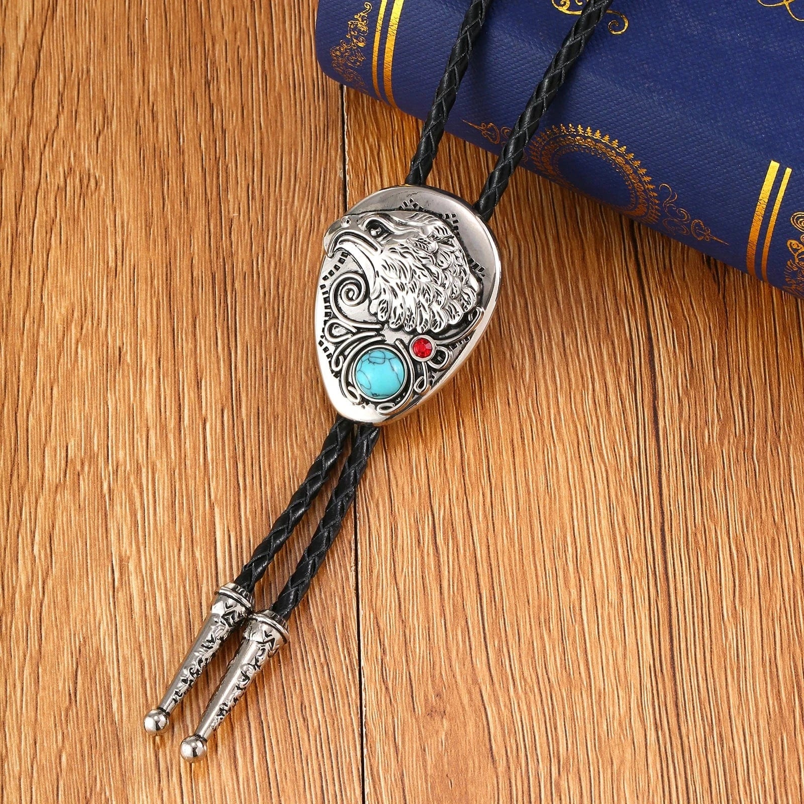 Bolo tie med örn i silver och ädelsten