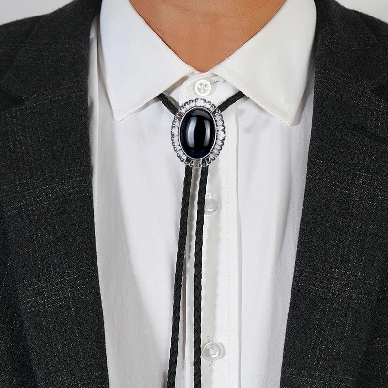 Bolo tie med svart oval sten och silverdetaljer Silver