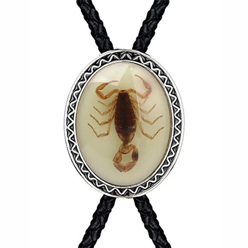 Bolo tie oval med natursten och skorpiondetalj Vit med skorpion