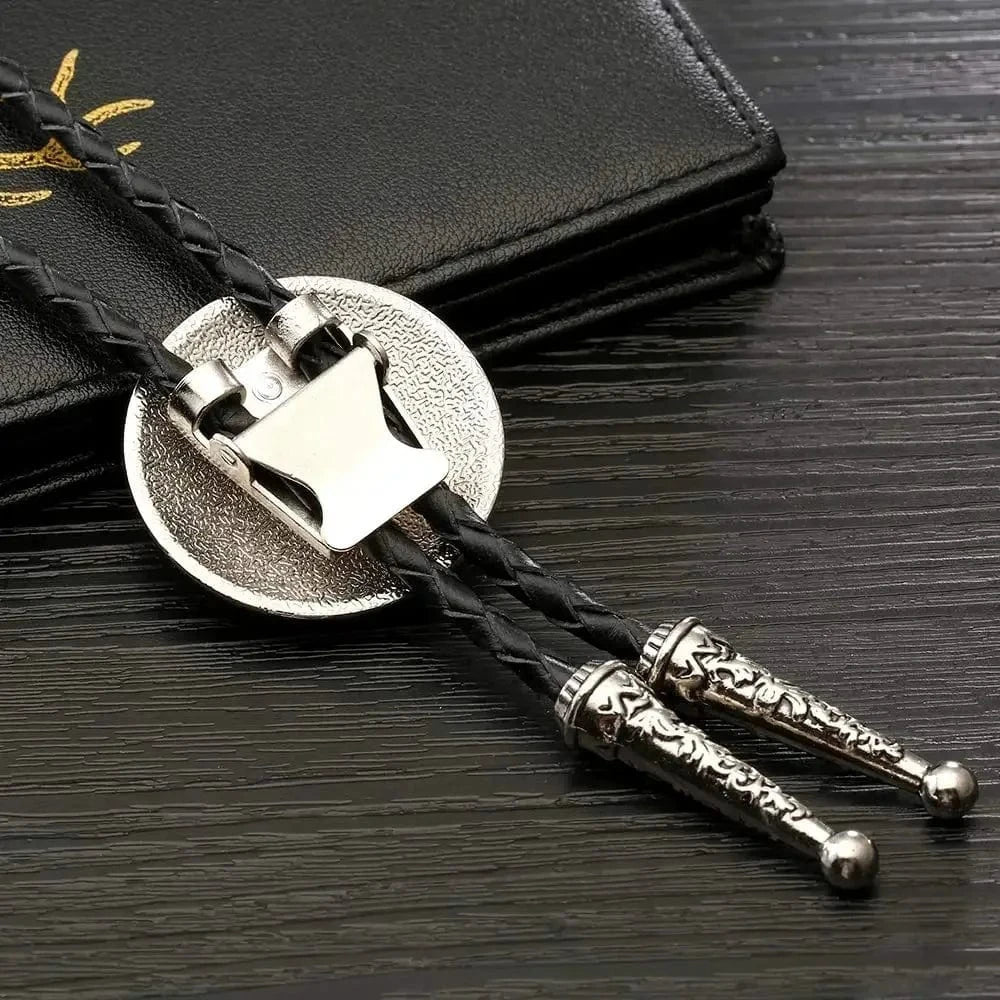 Bolo tie rund med korsdetalj och sten