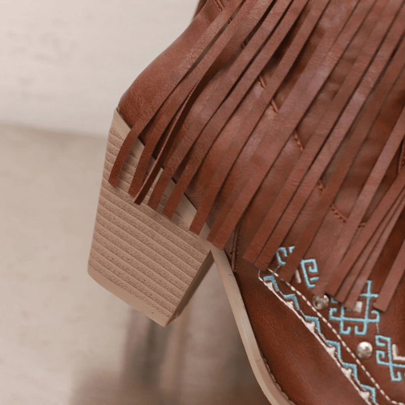 Cowboyboots med tofsar och broderad vintageinspirerad design