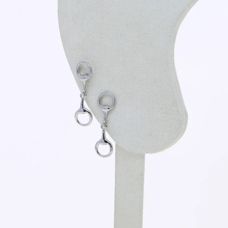 Eleganta silverörhängen hästbett