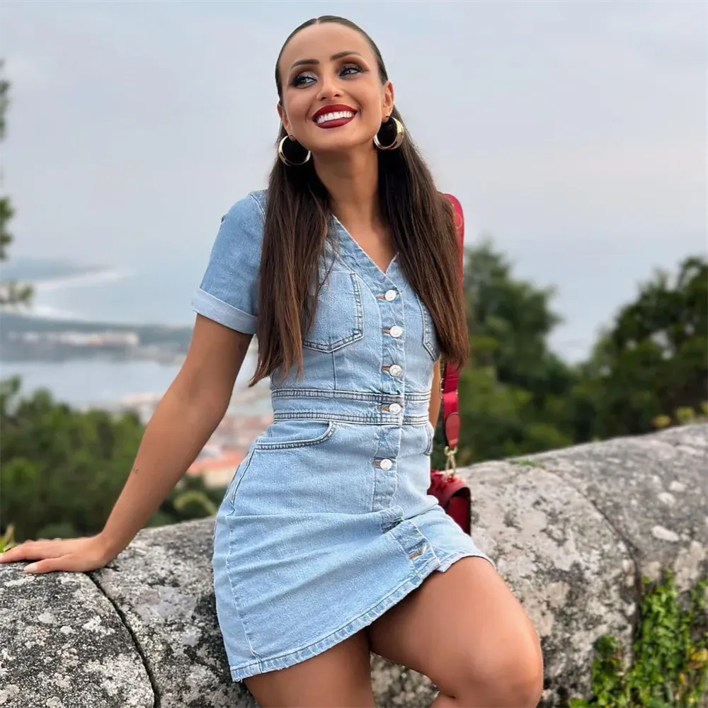 Kort denimklänning med knappar