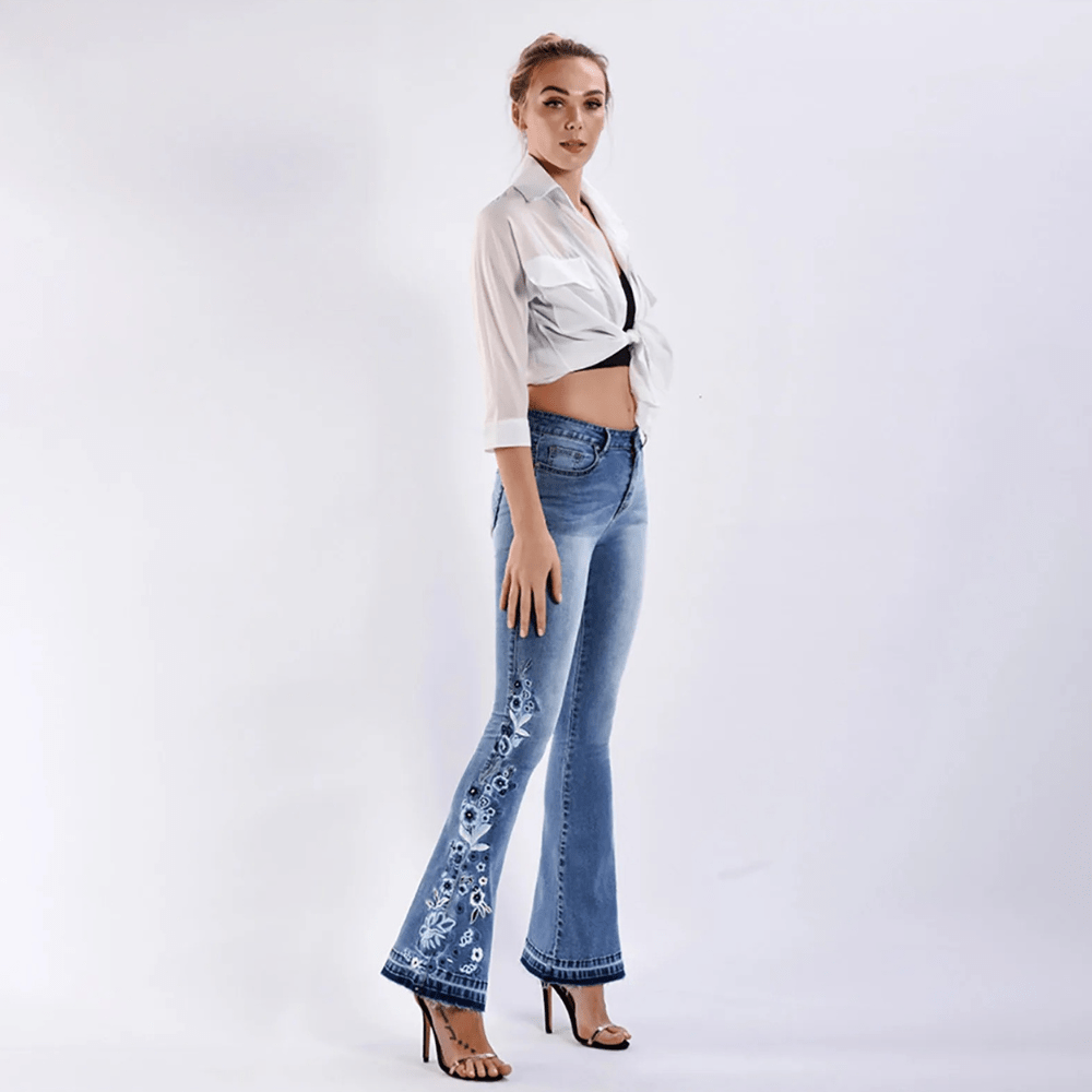 Ljusblå utsvängda jeans dam med blombroderi