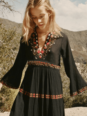Svart bohemisk klänning med broderi