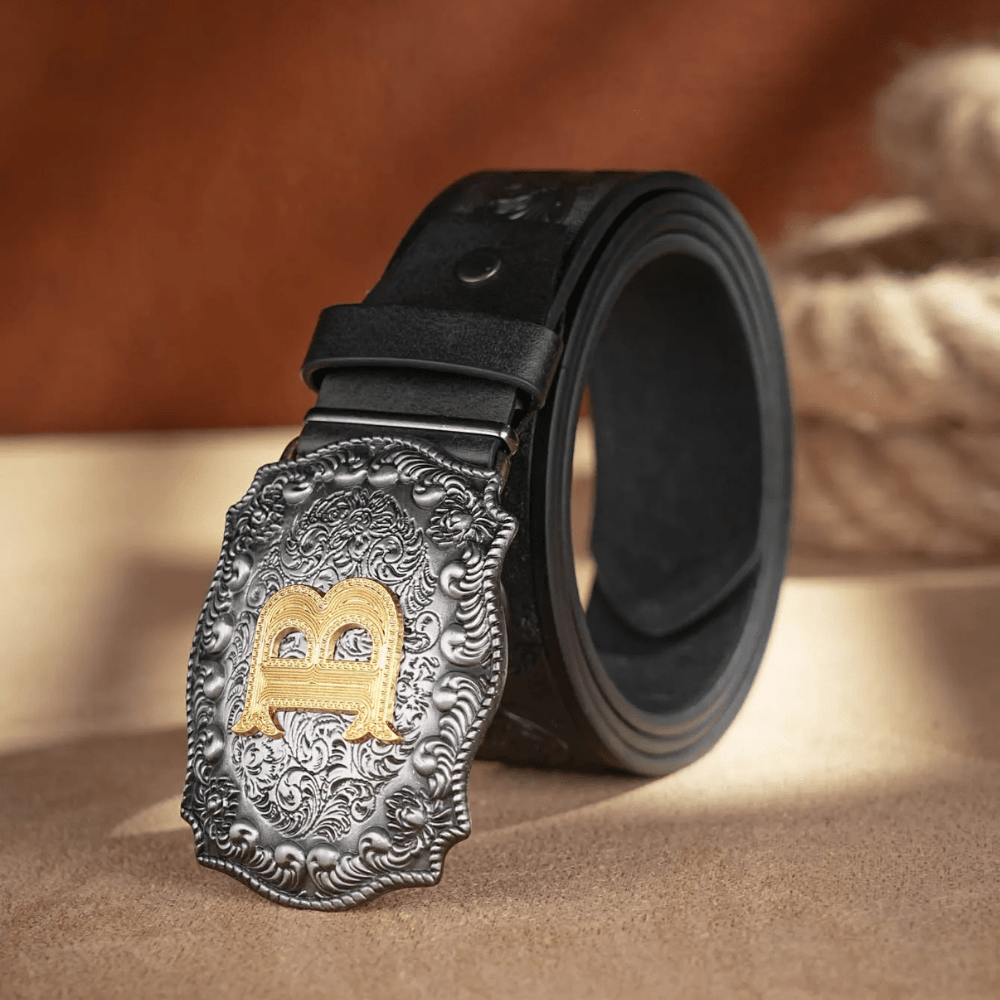 Svart westernbälte med Graverat Mönster och Initialspänne i Metall