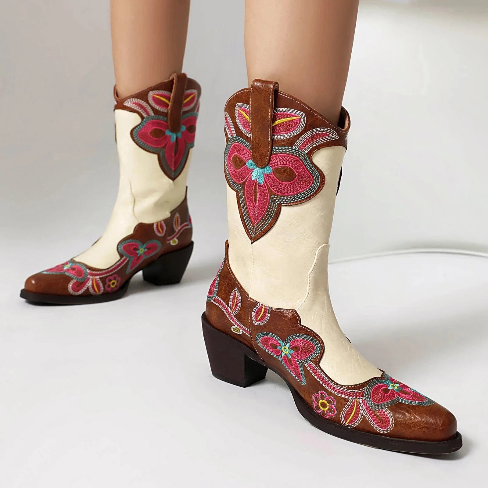 Tvåfärgade Höga Cowboyboots med Blommigt Broderi för Dam