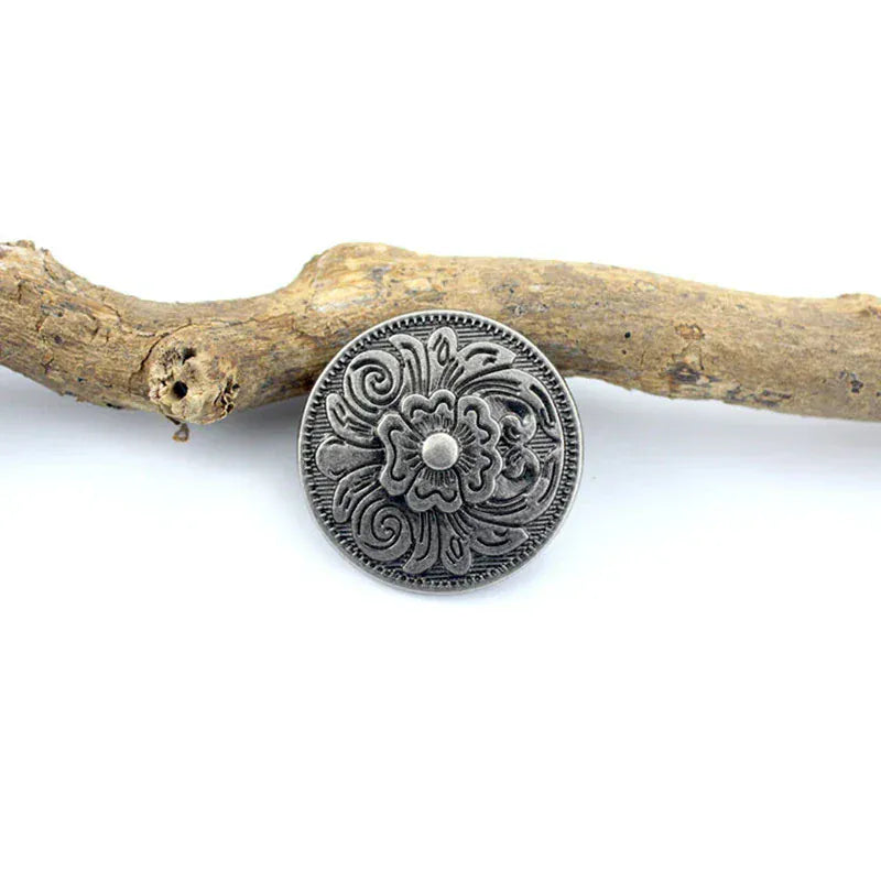 Vintage Concho i Zinklegering med Präglat Mönster och Skruvfäste Mörk silver A