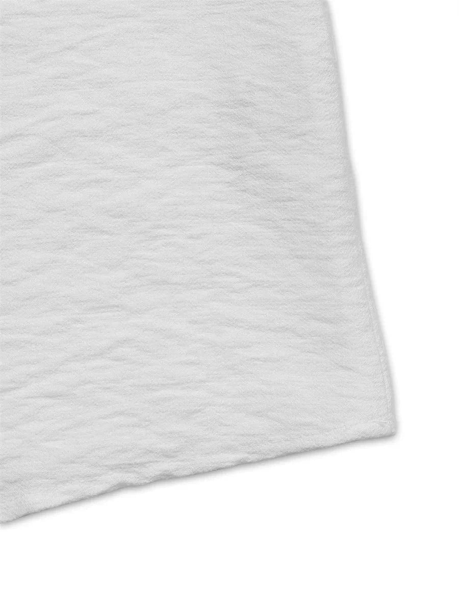 Vit crêppad blus med blommiga applikationer